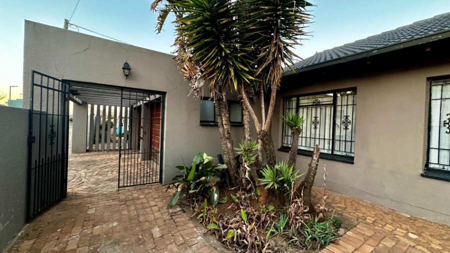 5 Bedroom Property for Sale in Lenasia Ext 13 Gauteng