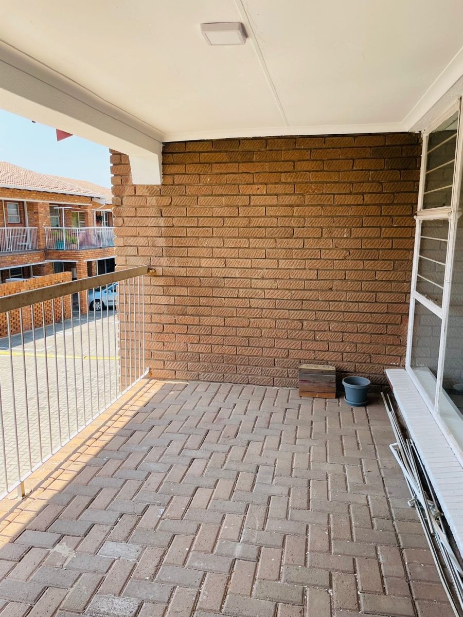 2 Bedroom Property for Sale in Noordheuwel Gauteng