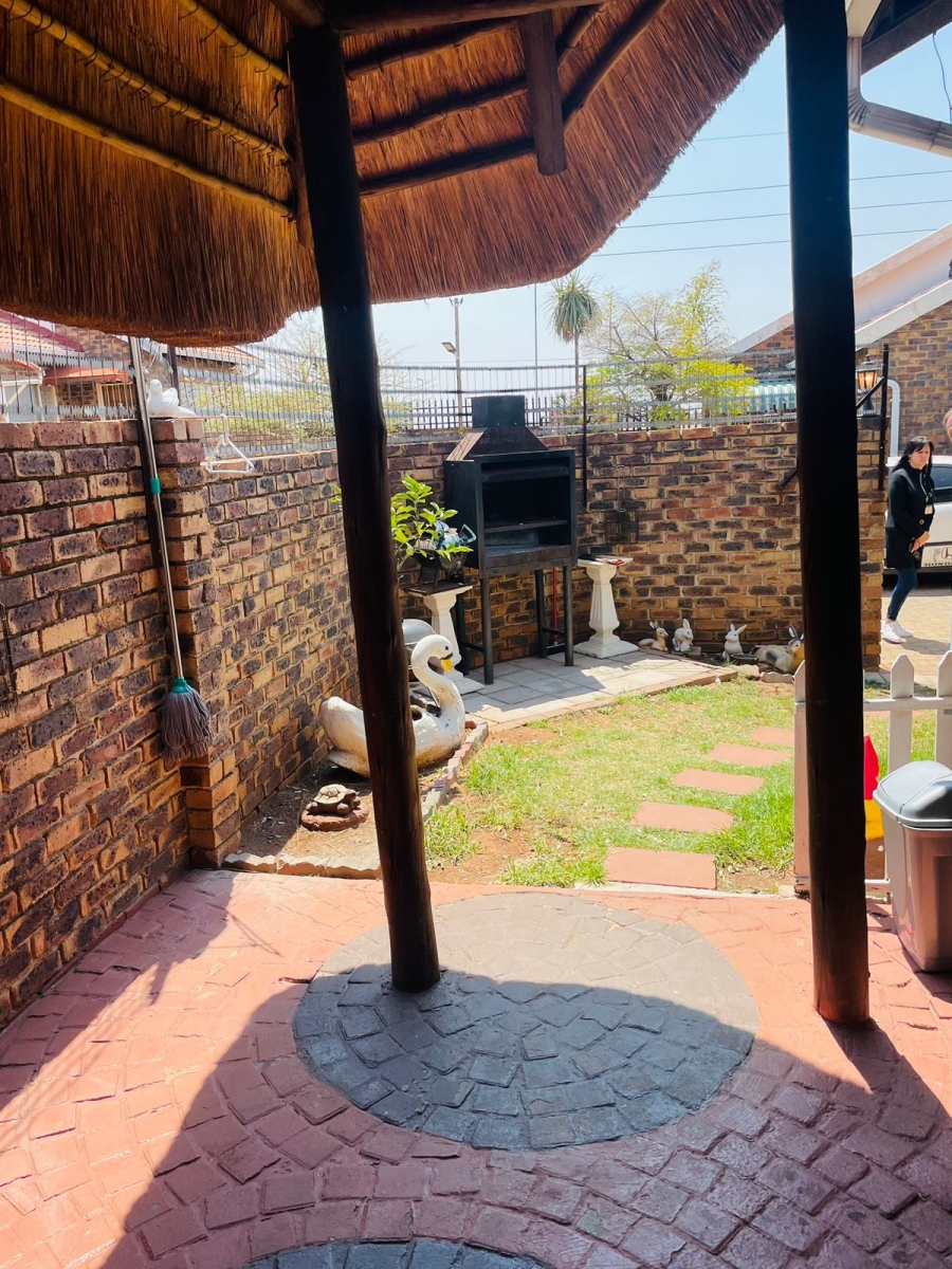 2 Bedroom Property for Sale in Noordheuwel Gauteng