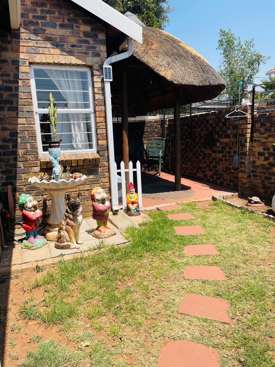 2 Bedroom Property for Sale in Noordheuwel Gauteng