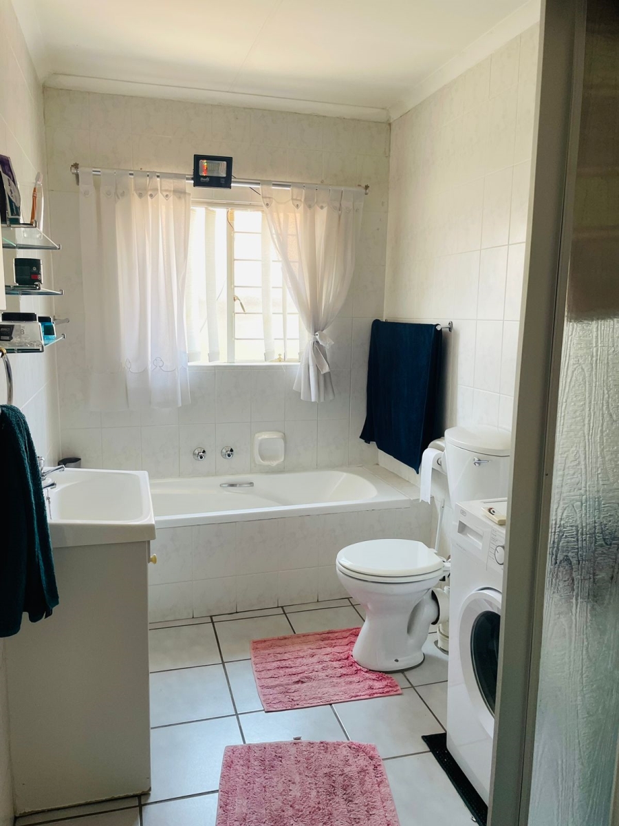 2 Bedroom Property for Sale in Noordheuwel Gauteng