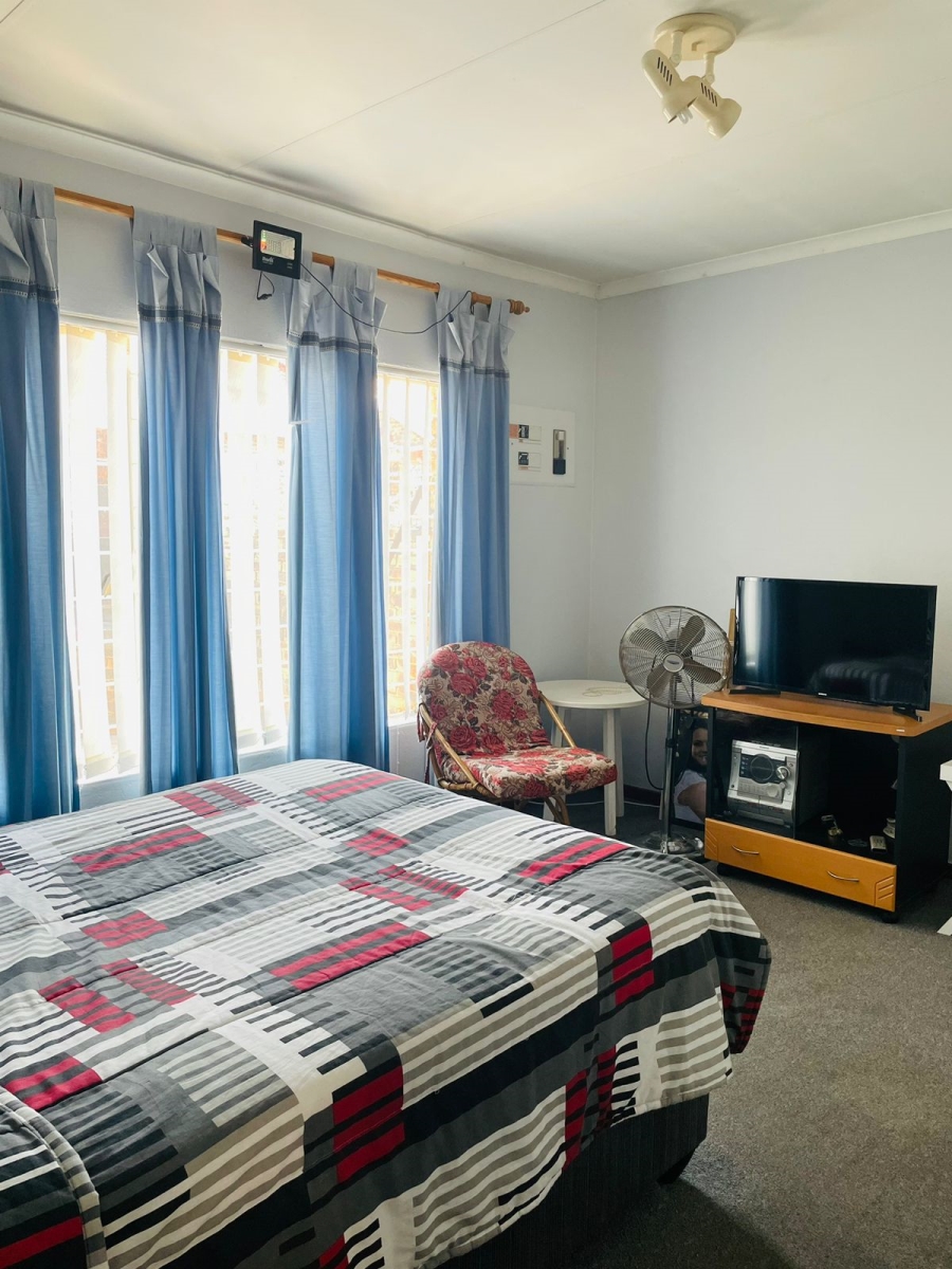 2 Bedroom Property for Sale in Noordheuwel Gauteng