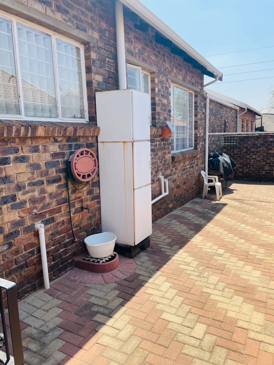 2 Bedroom Property for Sale in Noordheuwel Gauteng