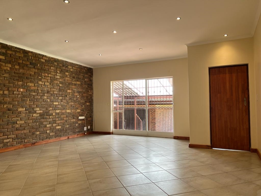 To Let 3 Bedroom Property for Rent in Rooihuiskraal Gauteng