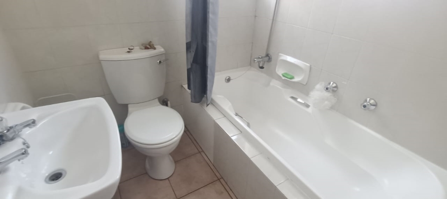 To Let 1 Bedroom Property for Rent in Linden Gauteng