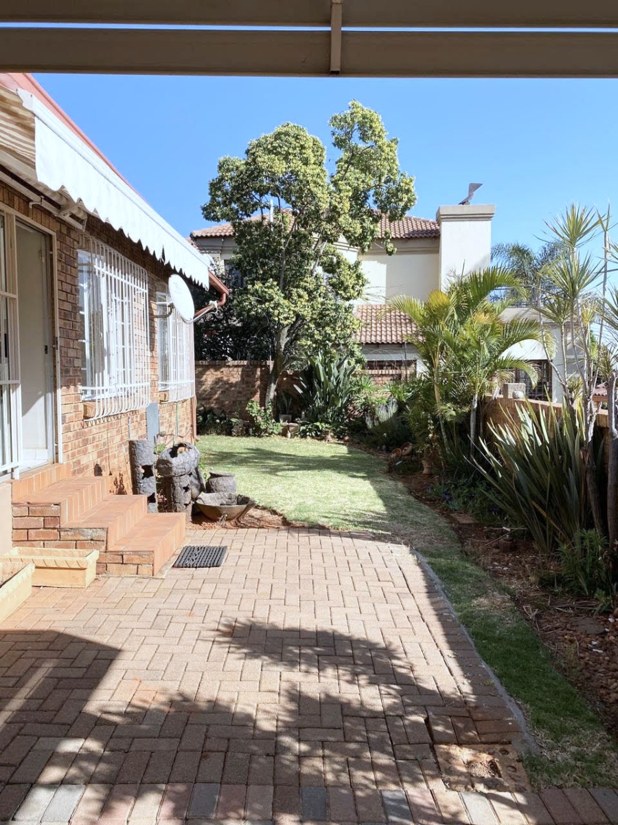 2 Bedroom Property for Sale in Faerie Glen Gauteng