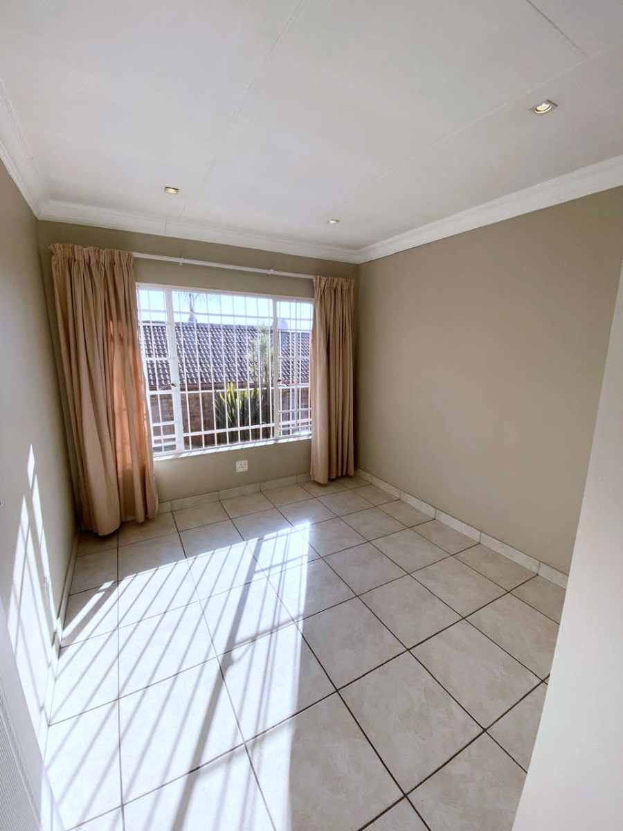 2 Bedroom Property for Sale in Faerie Glen Gauteng