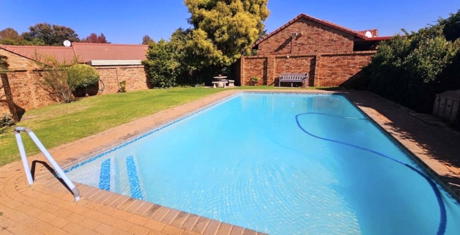 2 Bedroom Property for Sale in Faerie Glen Gauteng