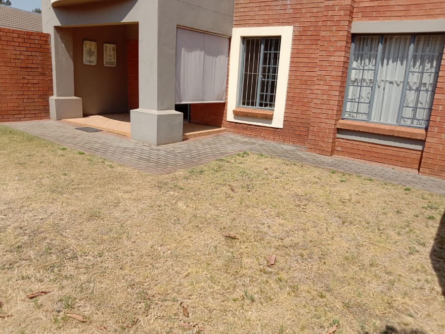 To Let 2 Bedroom Property for Rent in Die Hoewes Gauteng