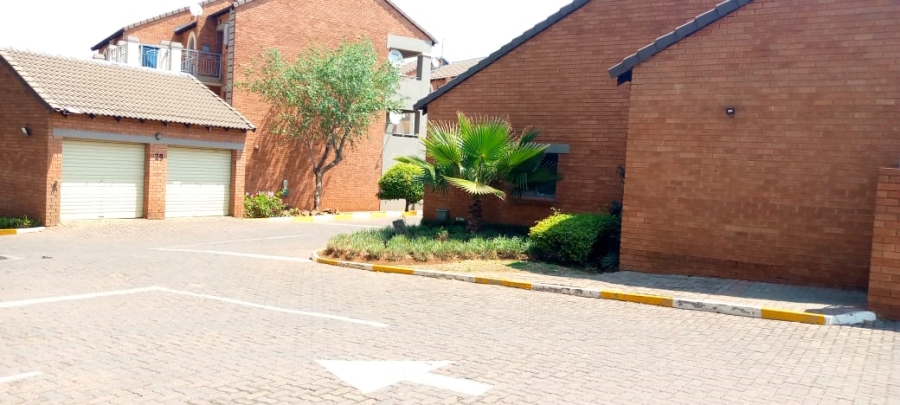 To Let 2 Bedroom Property for Rent in Die Hoewes Gauteng