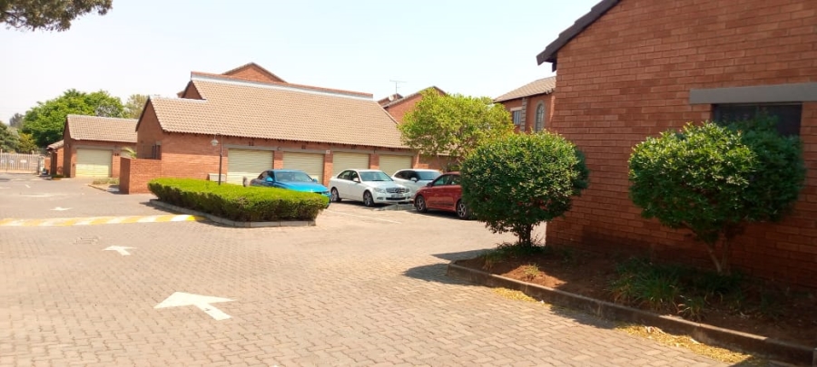 To Let 2 Bedroom Property for Rent in Die Hoewes Gauteng