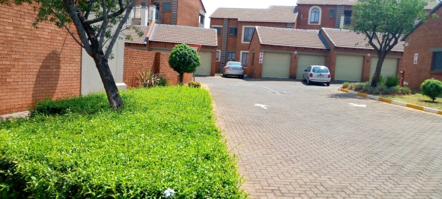 To Let 2 Bedroom Property for Rent in Die Hoewes Gauteng