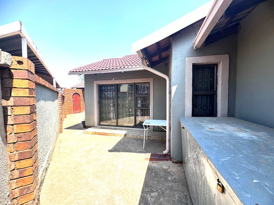 3 Bedroom Property for Sale in Protea North Gauteng