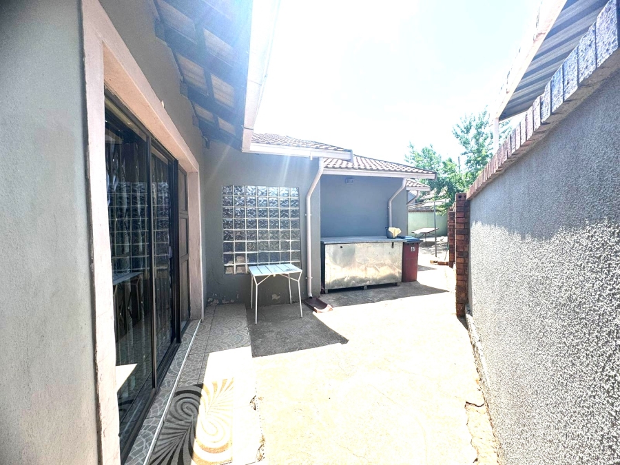 3 Bedroom Property for Sale in Protea North Gauteng