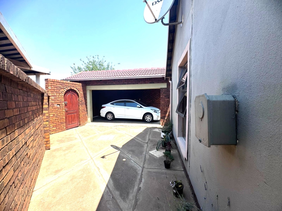 3 Bedroom Property for Sale in Protea North Gauteng