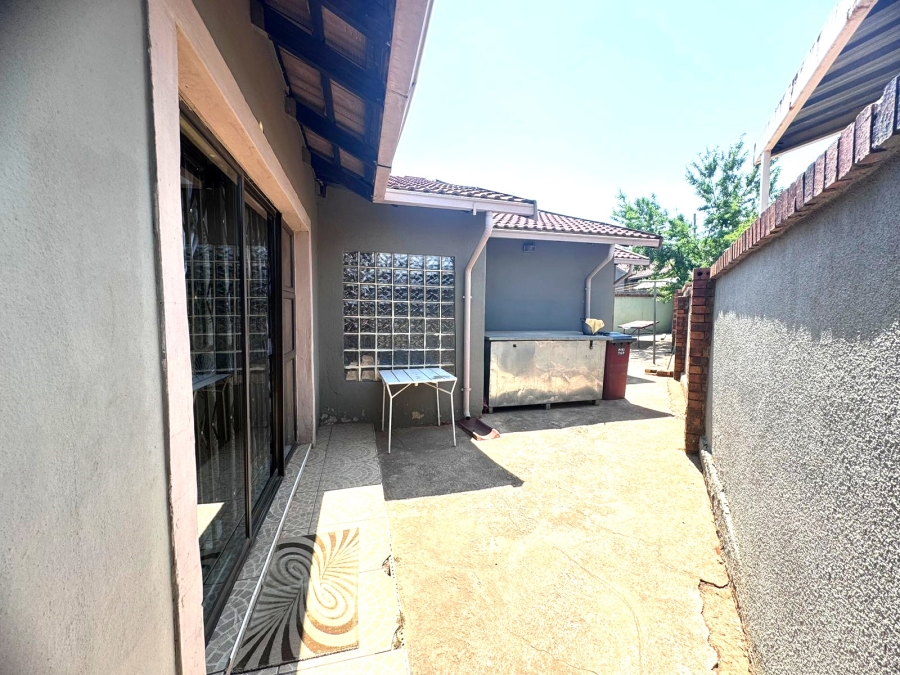 3 Bedroom Property for Sale in Protea North Gauteng