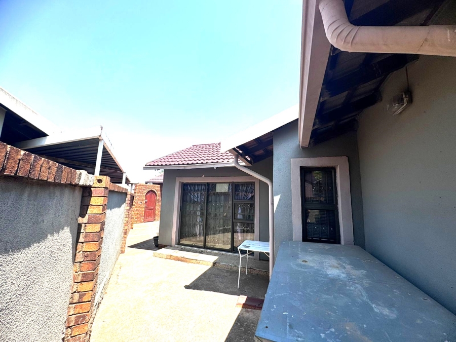 3 Bedroom Property for Sale in Protea North Gauteng