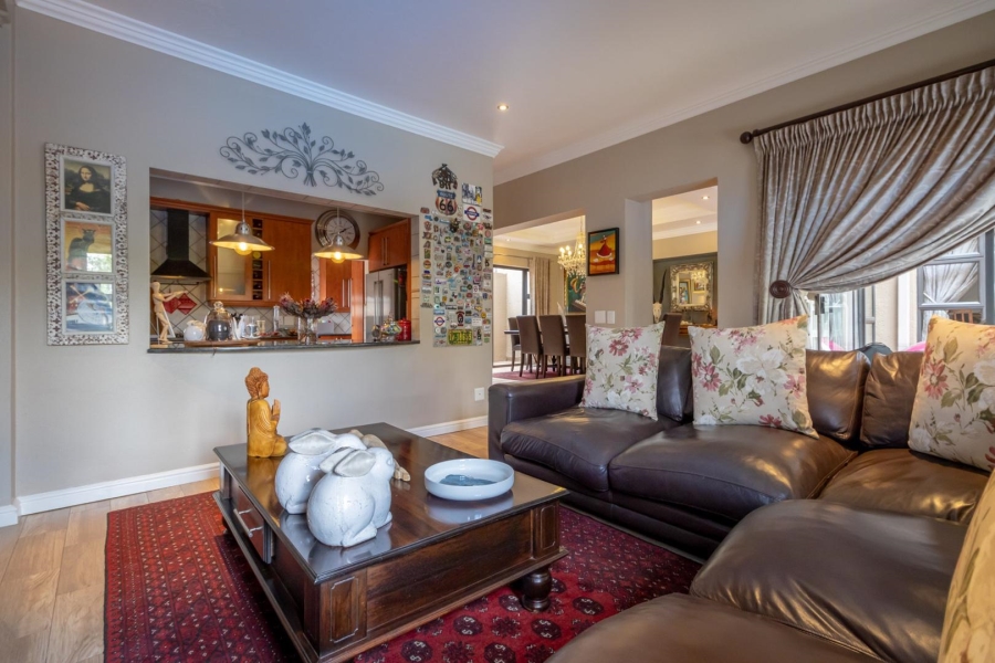 4 Bedroom Property for Sale in Featherbrooke Estate Gauteng