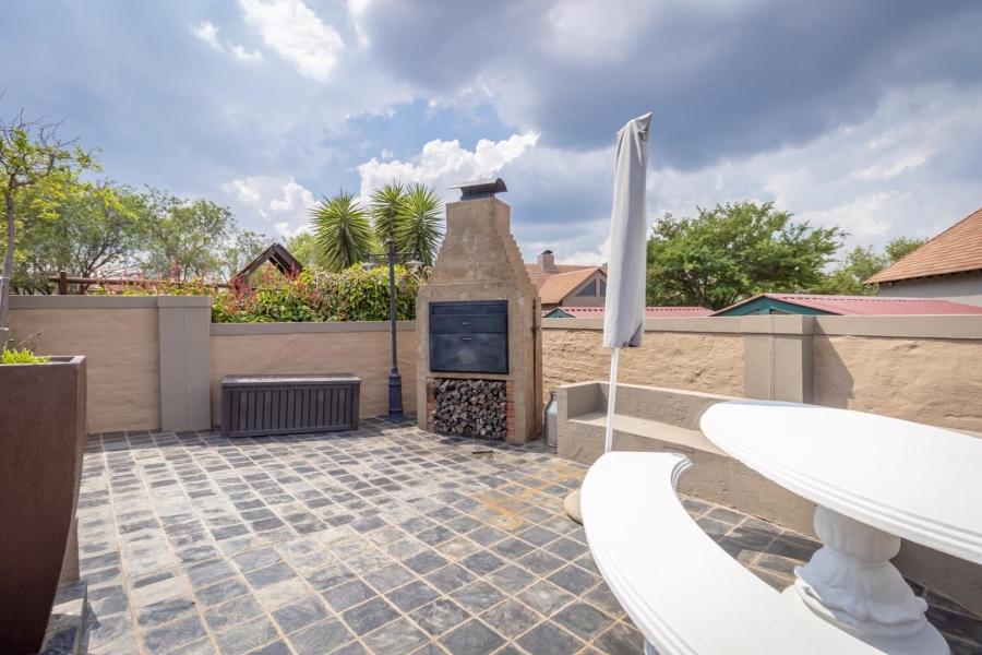 4 Bedroom Property for Sale in Featherbrooke Estate Gauteng