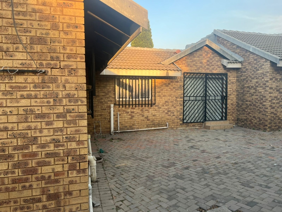 To Let 3 Bedroom Property for Rent in Country View Gauteng