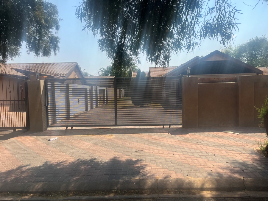 To Let 3 Bedroom Property for Rent in Mayberry Park Gauteng