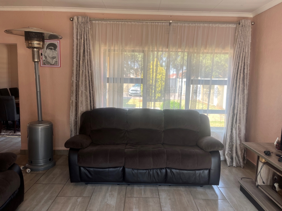 To Let 3 Bedroom Property for Rent in Mayberry Park Gauteng