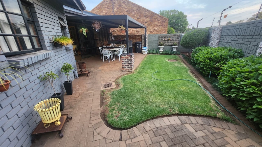 4 Bedroom Property for Sale in Eldoraigne Gauteng