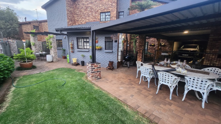 4 Bedroom Property for Sale in Eldoraigne Gauteng