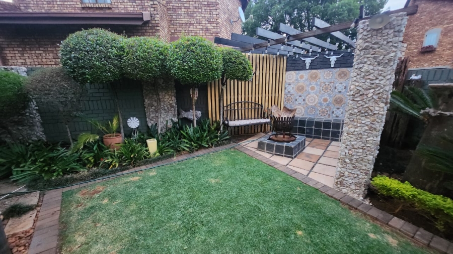 4 Bedroom Property for Sale in Eldoraigne Gauteng