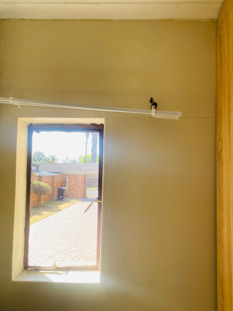 To Let 1 Bedroom Property for Rent in Glen Marais Gauteng