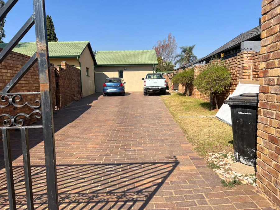 To Let 1 Bedroom Property for Rent in Glen Marais Gauteng