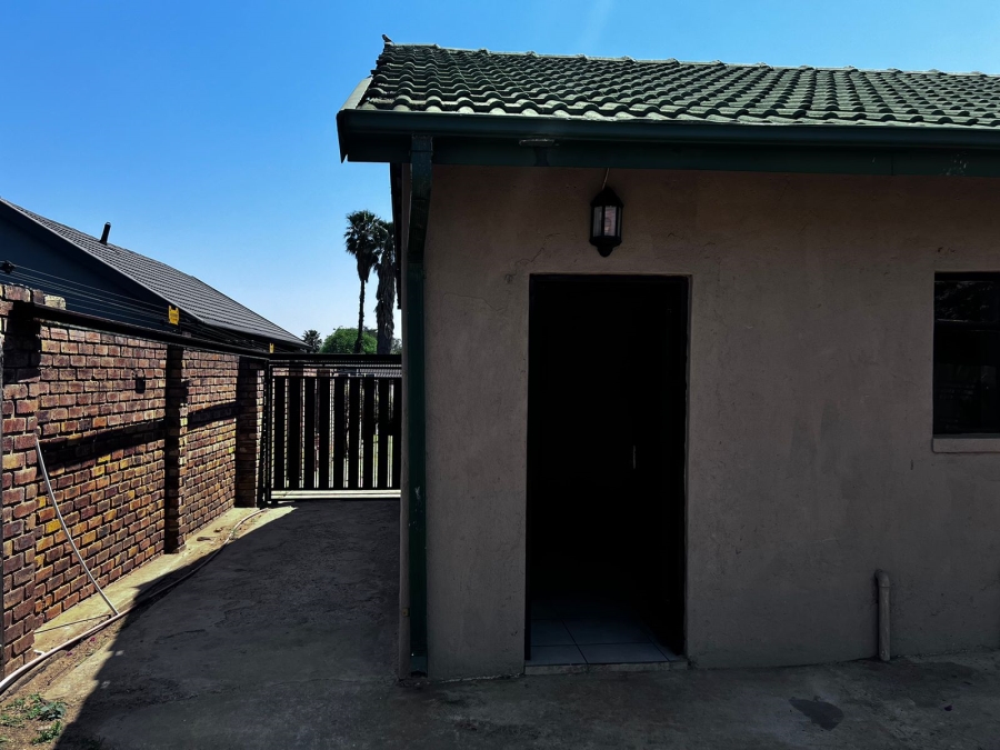 To Let 1 Bedroom Property for Rent in Glen Marais Gauteng