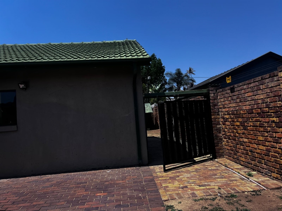 To Let 1 Bedroom Property for Rent in Glen Marais Gauteng