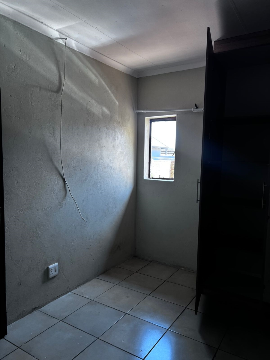 To Let 1 Bedroom Property for Rent in Glen Marais Gauteng