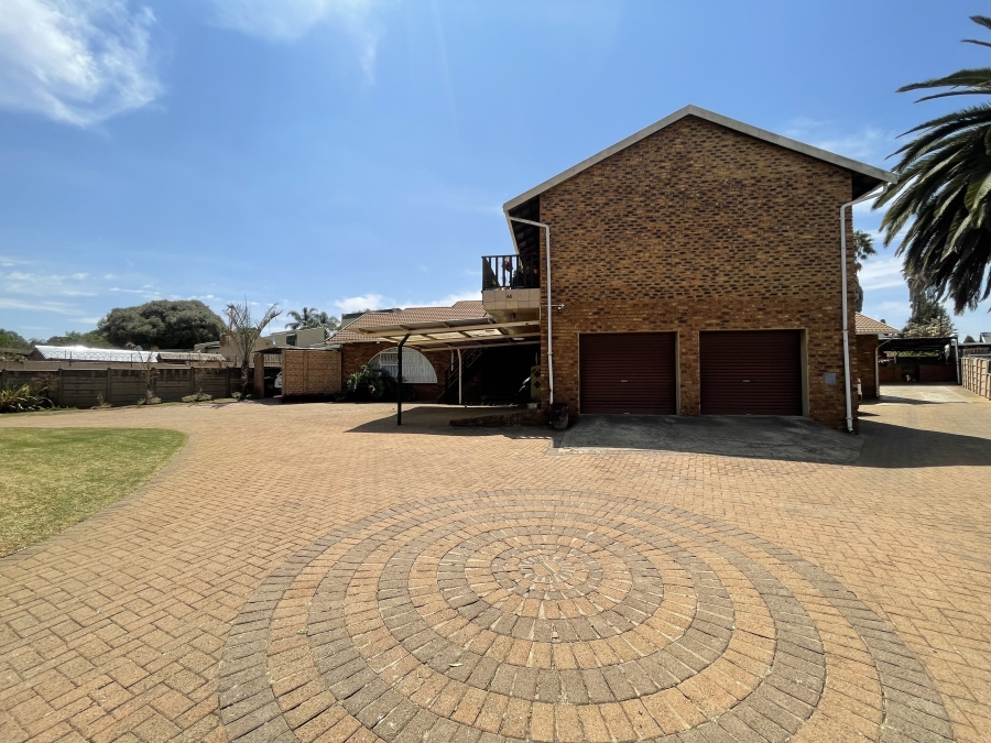 7 Bedroom Property for Sale in Witfield Gauteng