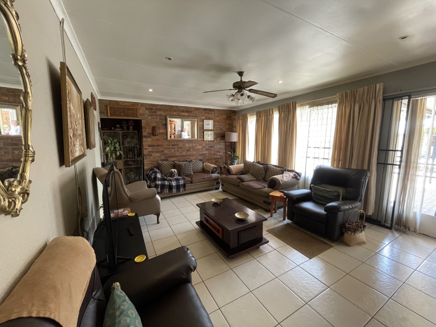 7 Bedroom Property for Sale in Witfield Gauteng