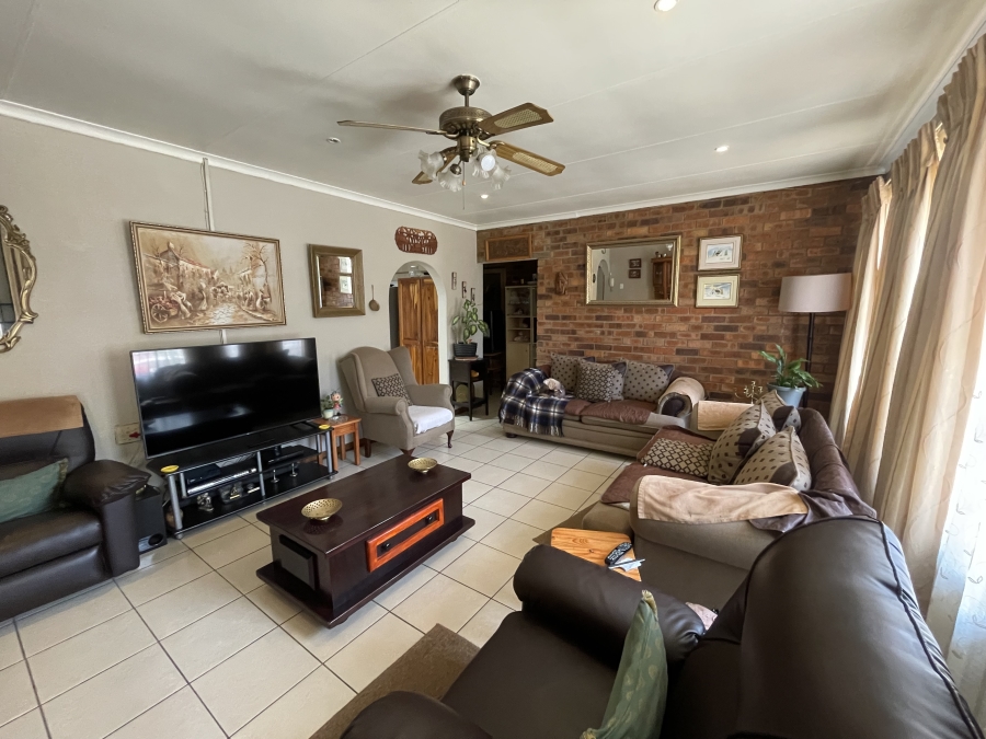 7 Bedroom Property for Sale in Witfield Gauteng