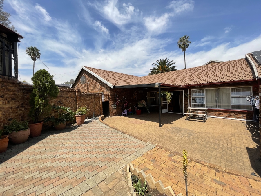 7 Bedroom Property for Sale in Witfield Gauteng