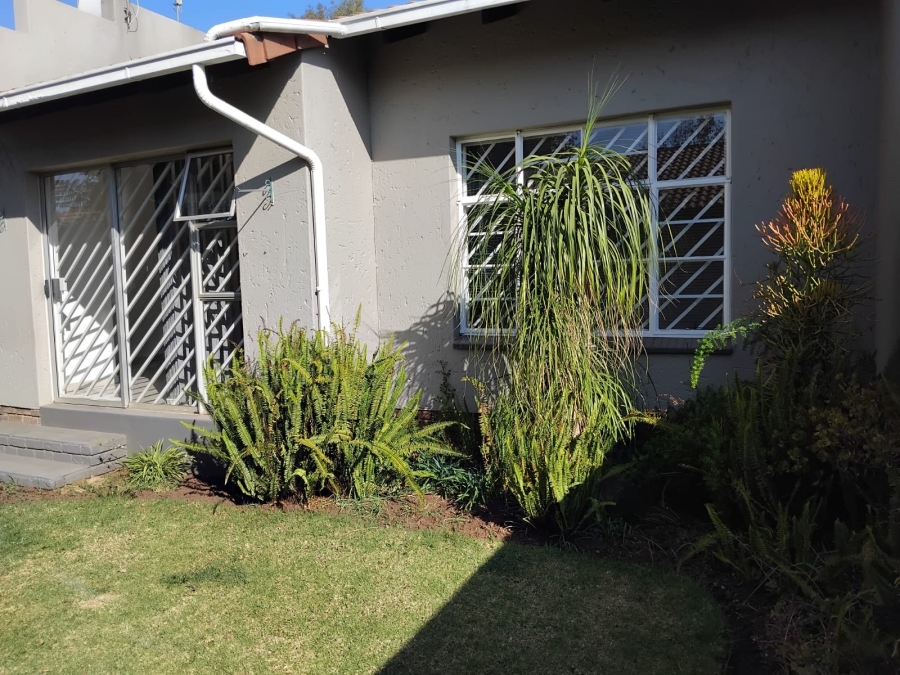 To Let 2 Bedroom Property for Rent in Glen Marais Gauteng