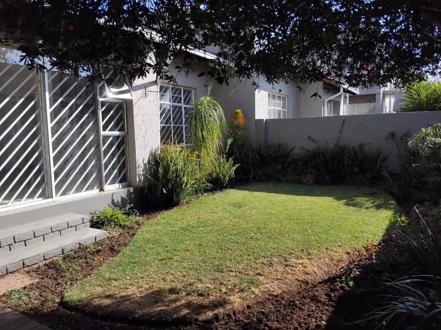 To Let 2 Bedroom Property for Rent in Glen Marais Gauteng