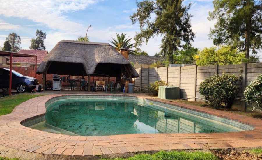 5 Bedroom Property for Sale in Brackendowns Gauteng