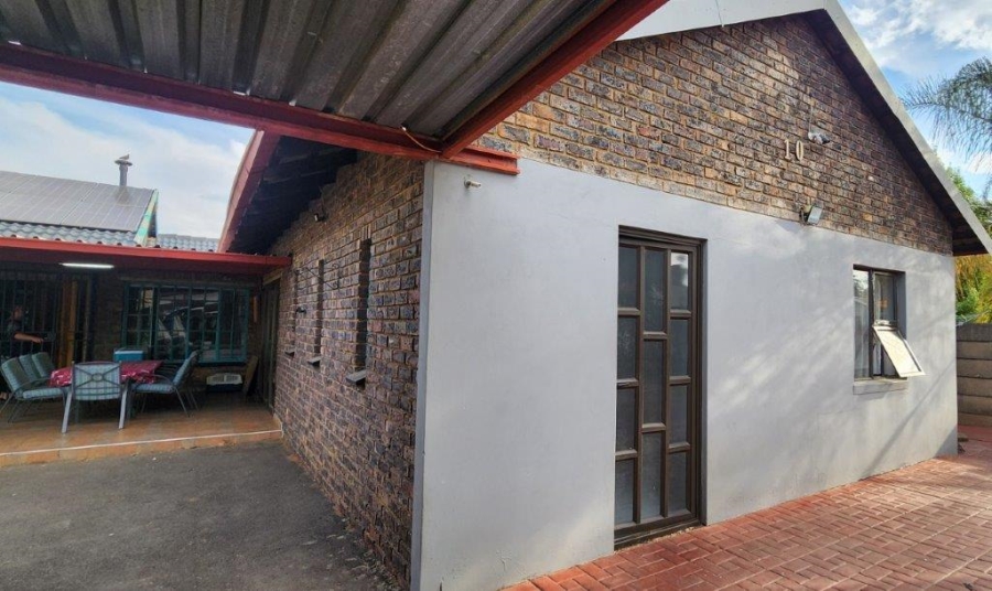 5 Bedroom Property for Sale in Brackendowns Gauteng