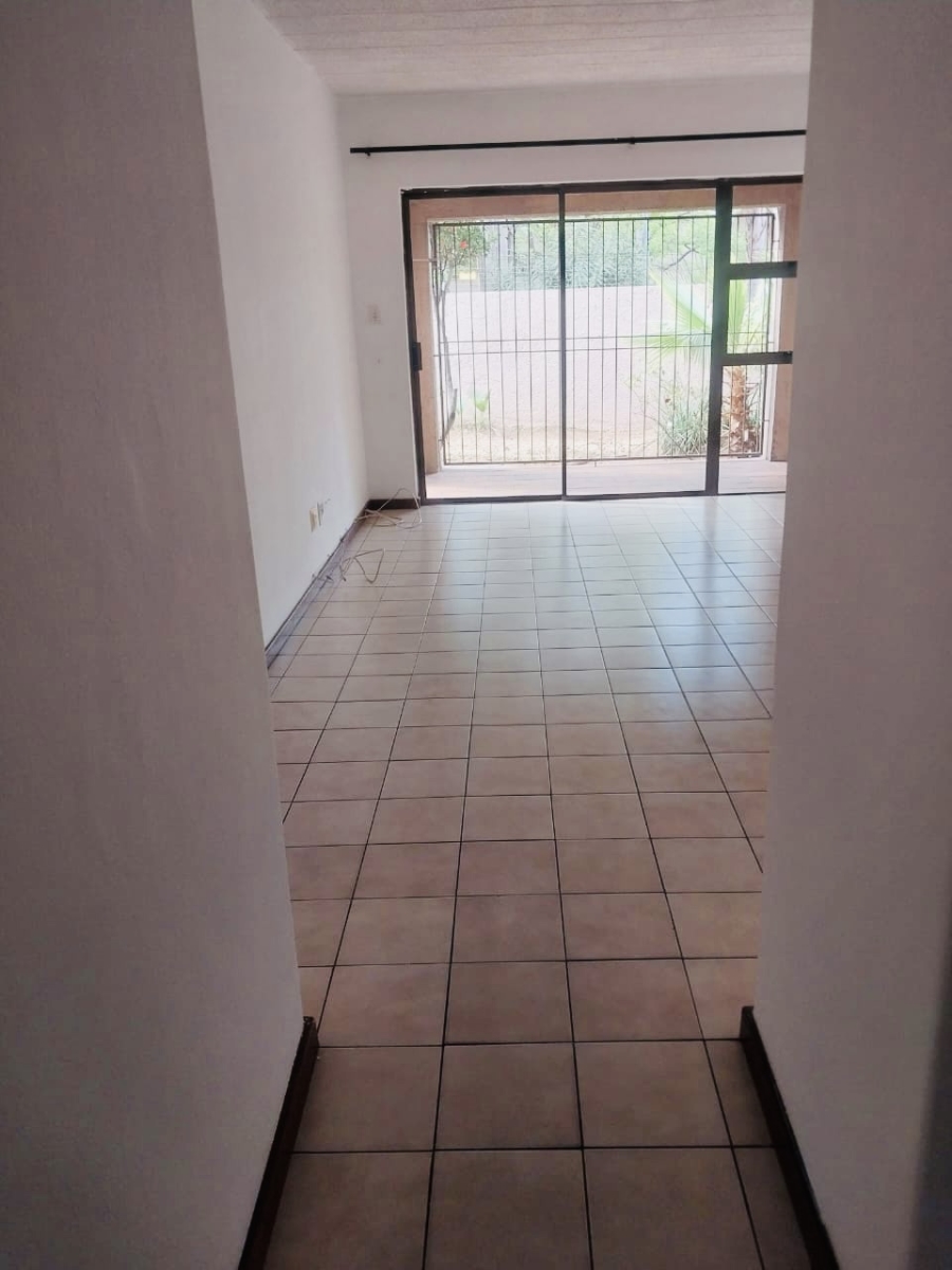 To Let 2 Bedroom Property for Rent in Buccleuch Gauteng