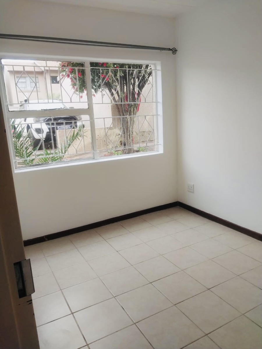 To Let 2 Bedroom Property for Rent in Buccleuch Gauteng