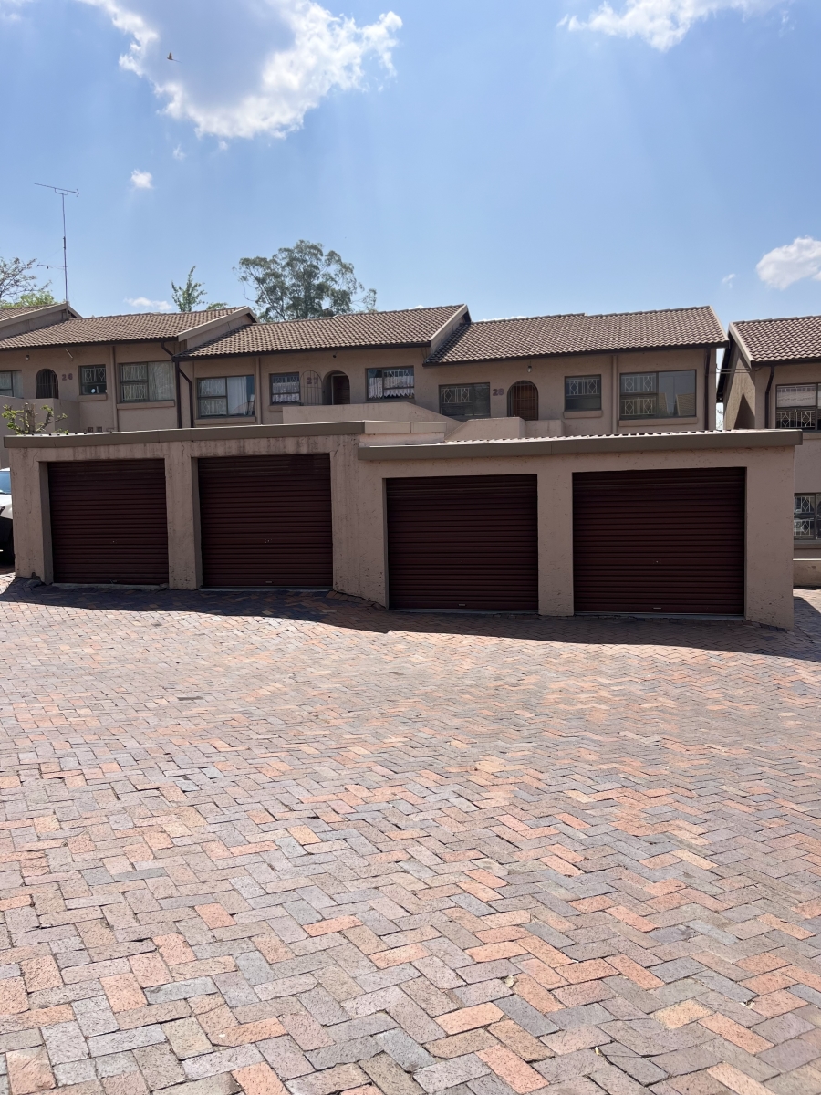 To Let 2 Bedroom Property for Rent in Buccleuch Gauteng