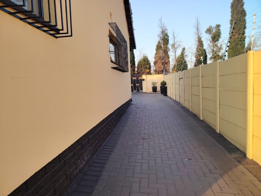 To Let 2 Bedroom Property for Rent in Brackenhurst Gauteng