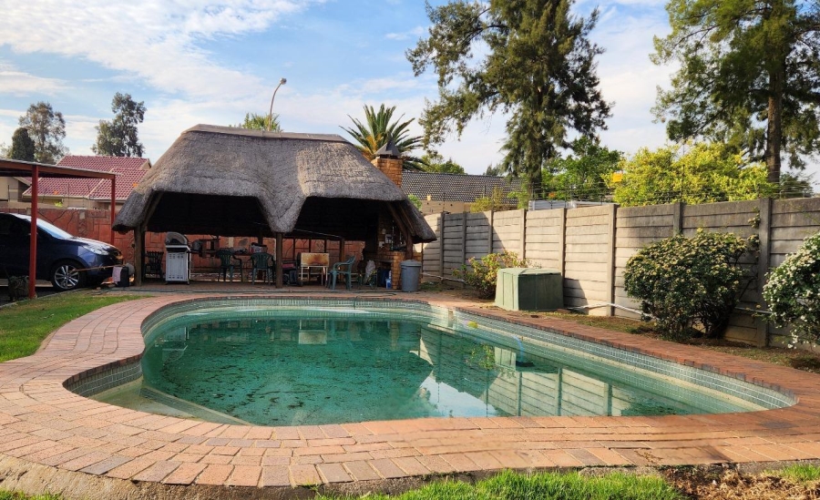 3 Bedroom Property for Sale in Brackendowns Gauteng