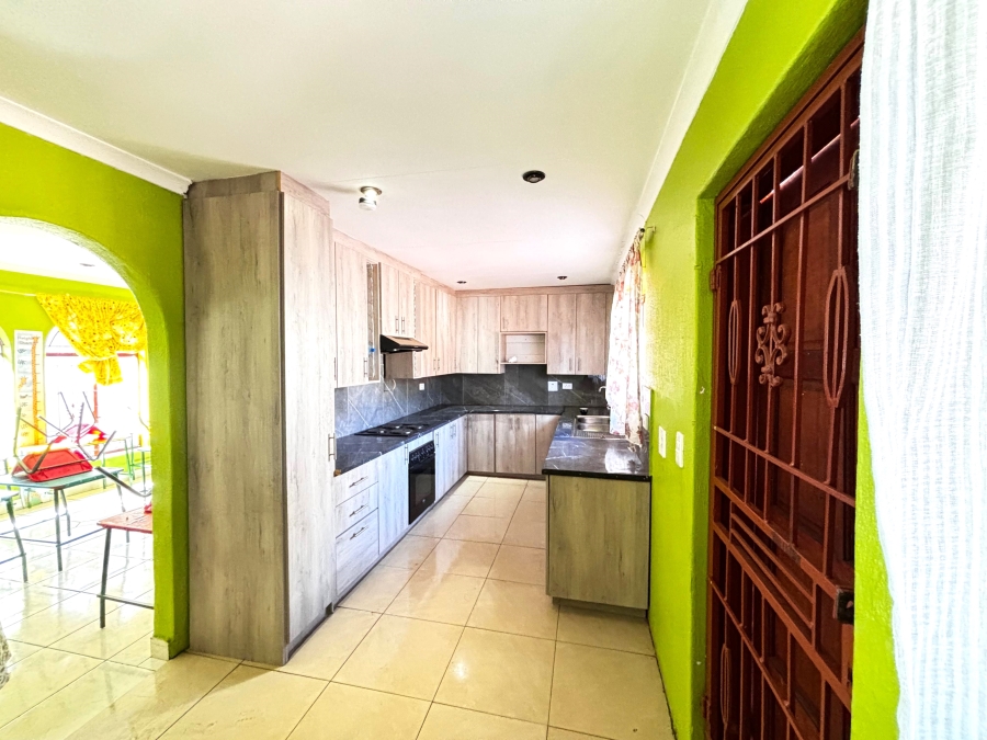 5 Bedroom Property for Sale in Dawn Park Gauteng