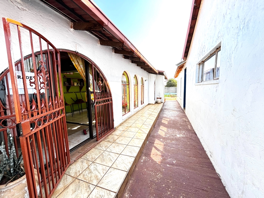 5 Bedroom Property for Sale in Dawn Park Gauteng