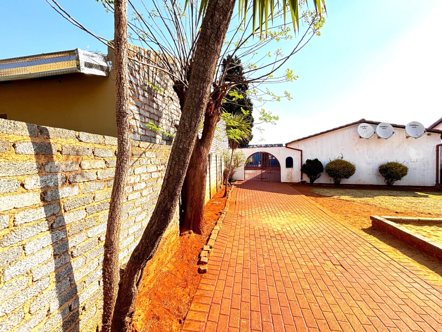 5 Bedroom Property for Sale in Dawn Park Gauteng